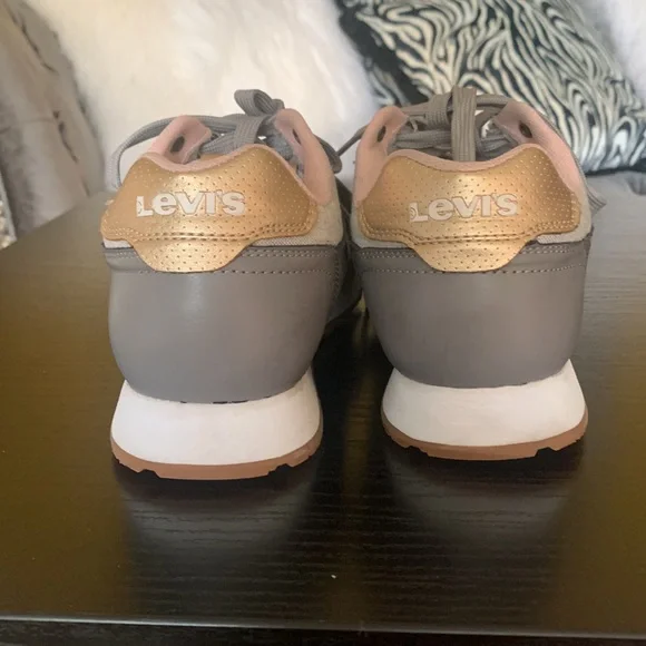 Women Levi’s tennis shoe size 8.5 fits like a 8 - Picture 8 of 10